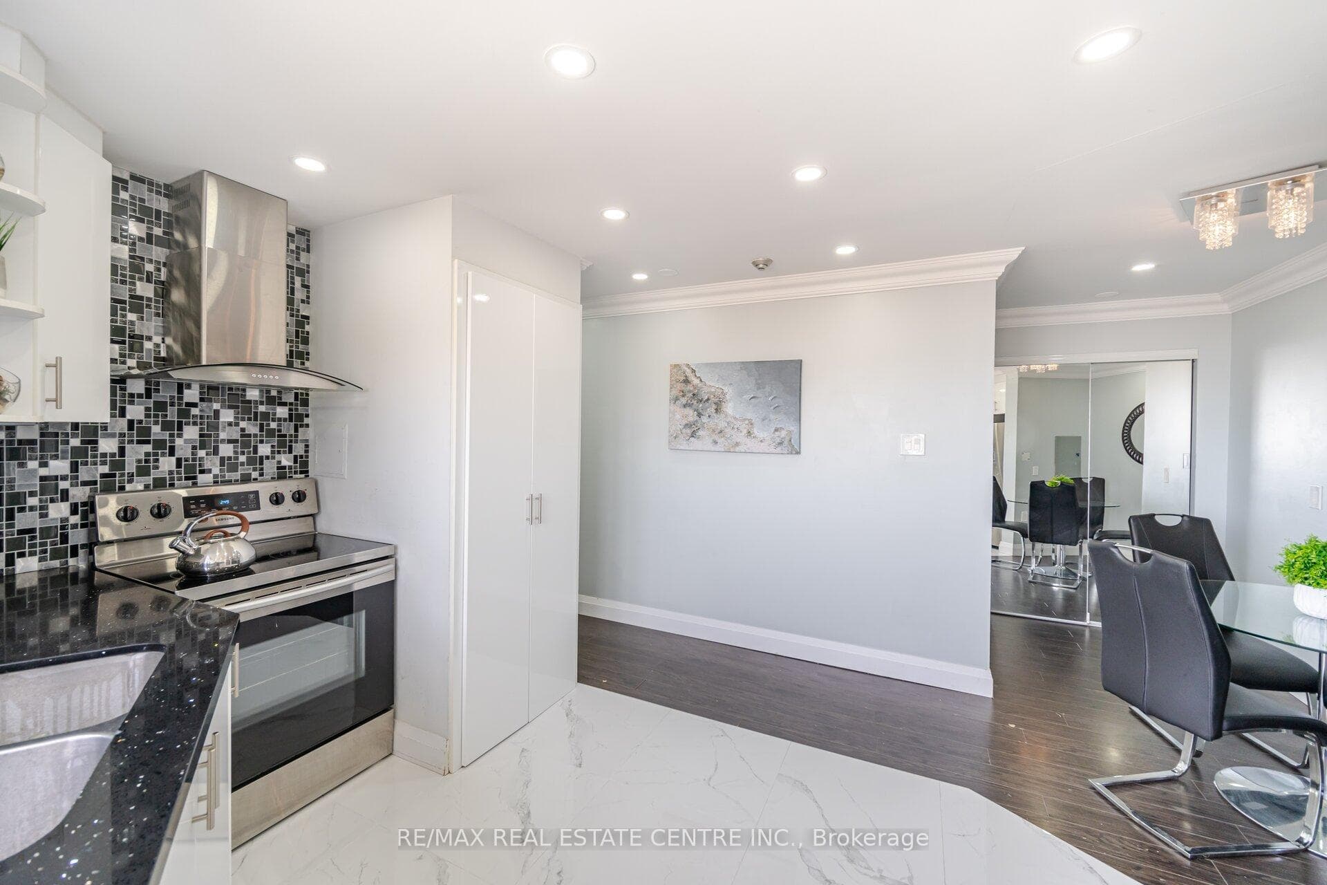 3695 Kaneff Crescent Unit PH1 photo 15