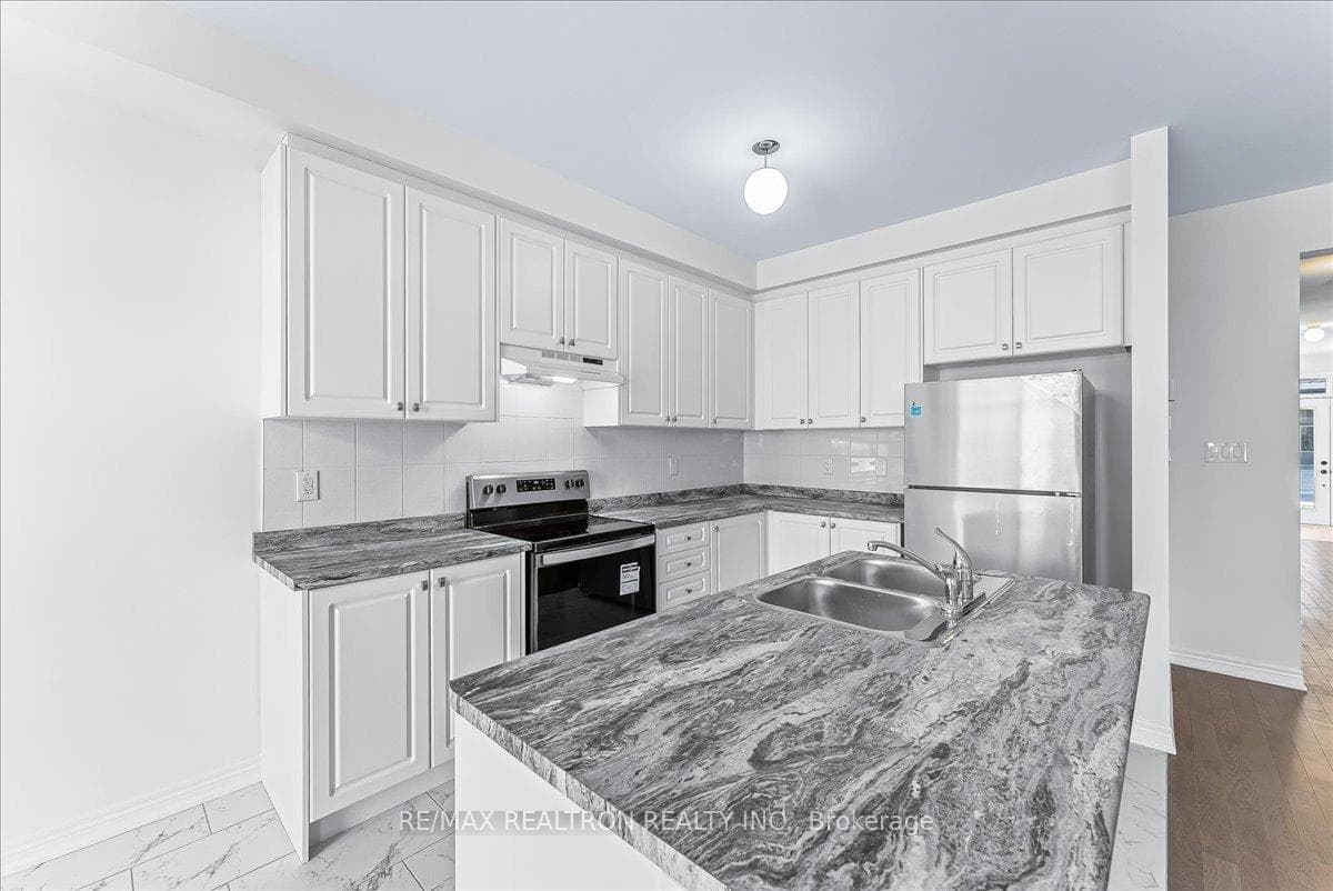 85 Singhampton Road photo 15