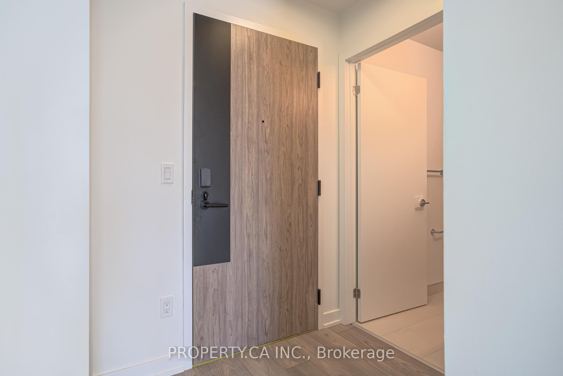 1007 The Queensway N/A Unit 526 photo 13