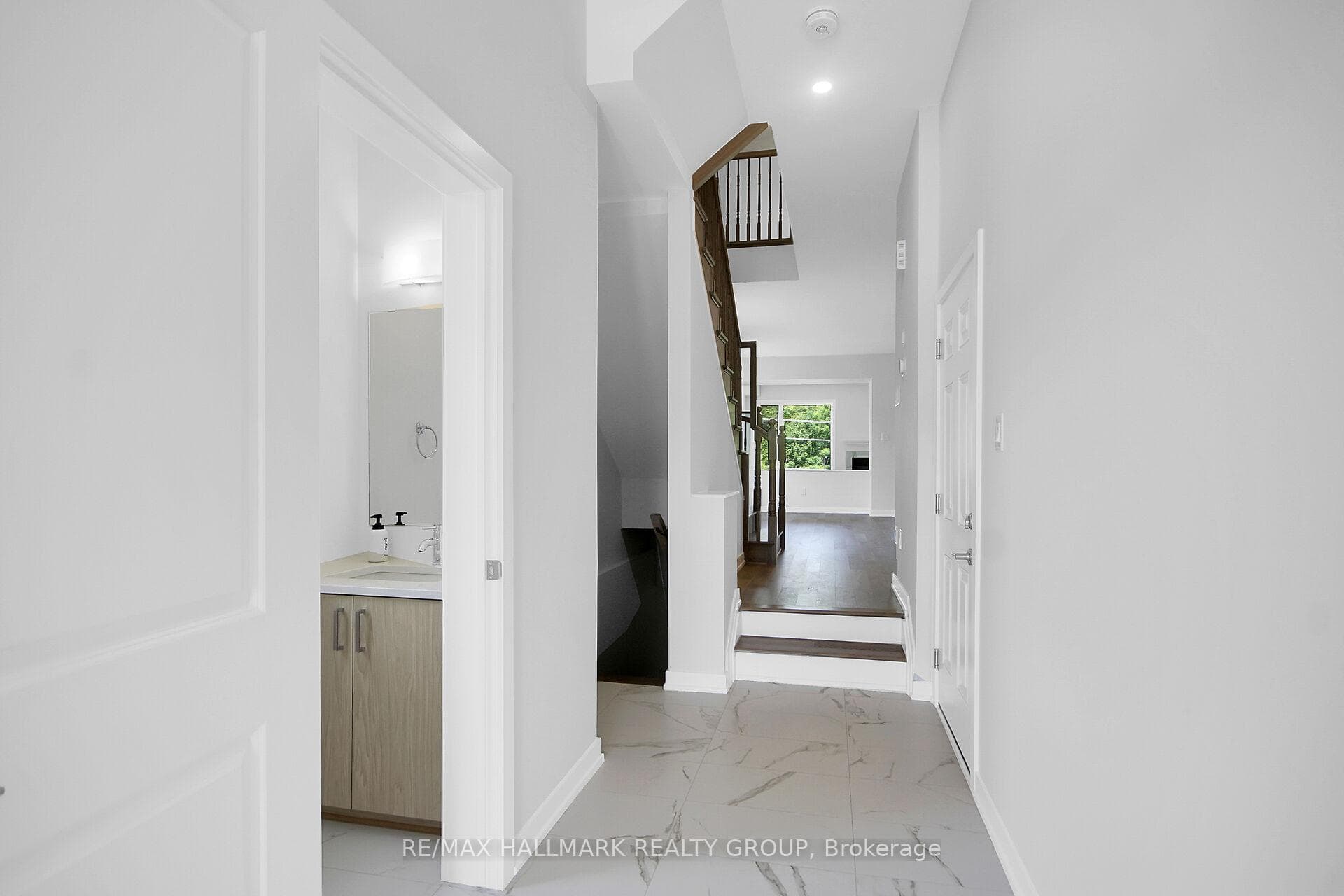 749 NEWSTEAD Crescent photo 4