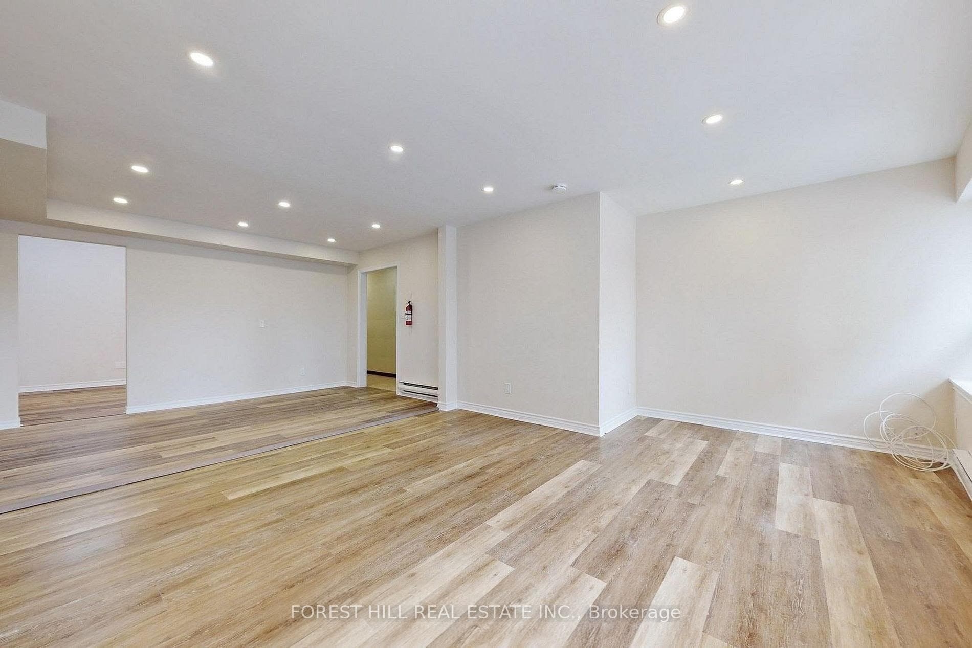 6068 Yonge Street photo 5