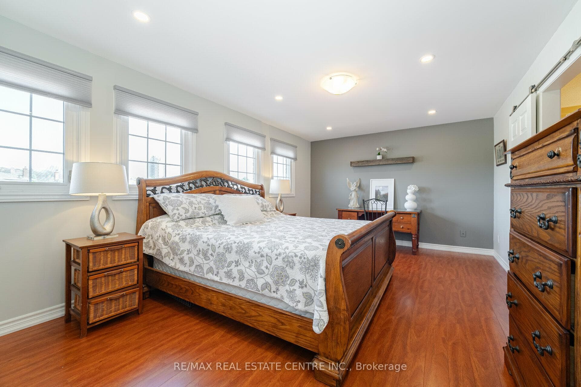 4298 Highgate Crescent photo 21