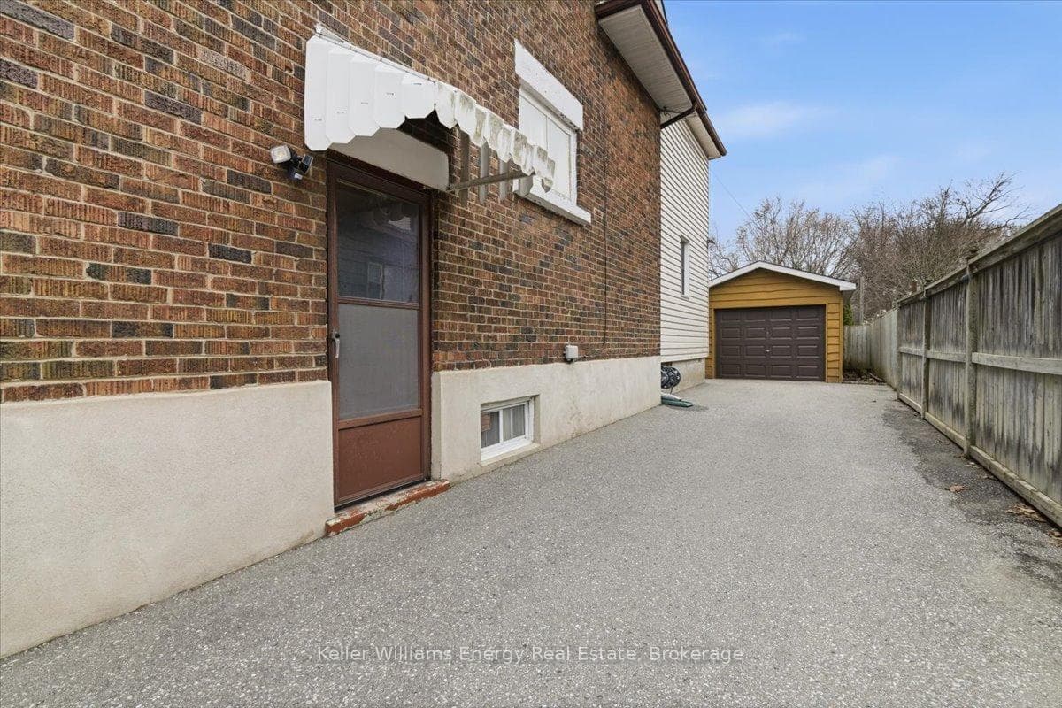 482 Simcoe Street photo 22