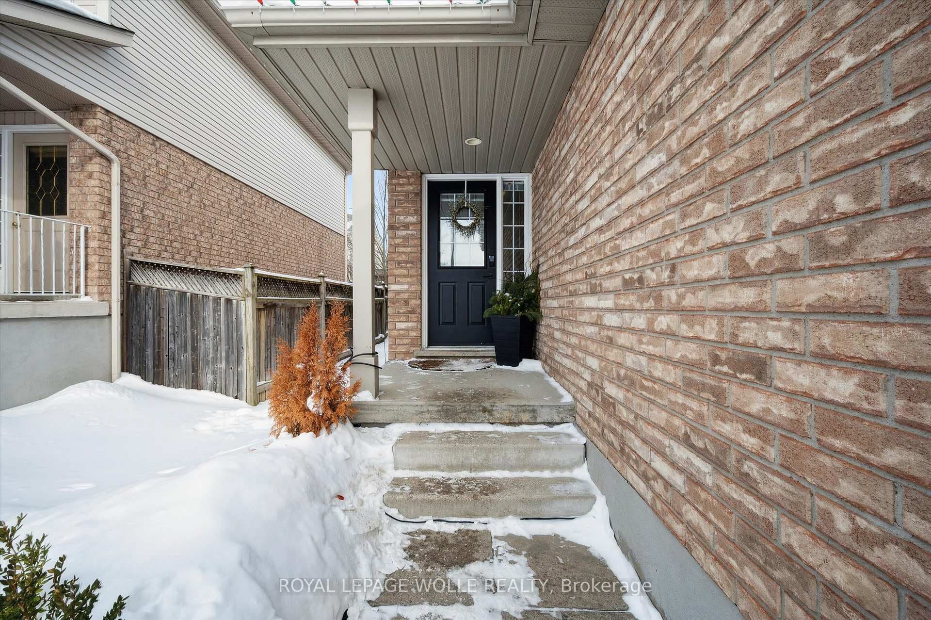 731 Breakwater Crescent photo 5