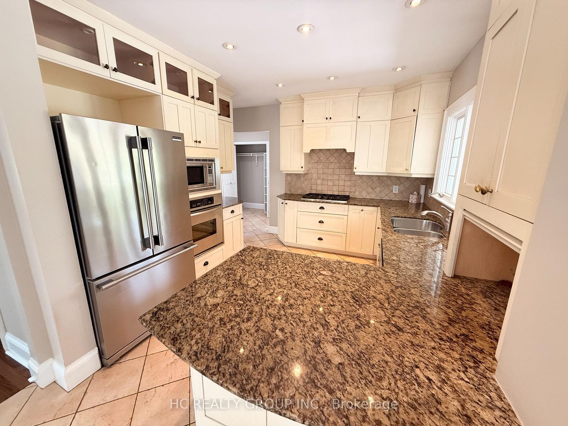 398 Maple Avenue photo 10