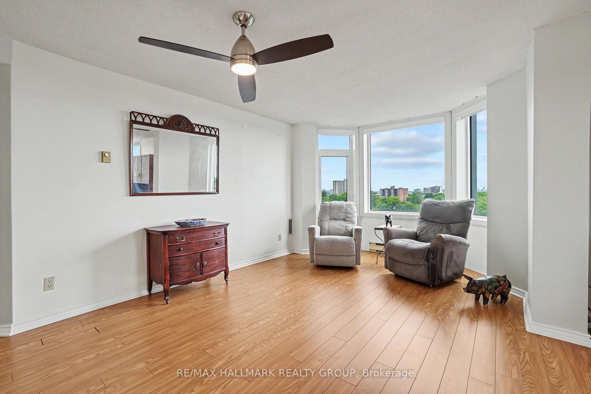 1025 Grenon Avenue Unit 915 photo 7