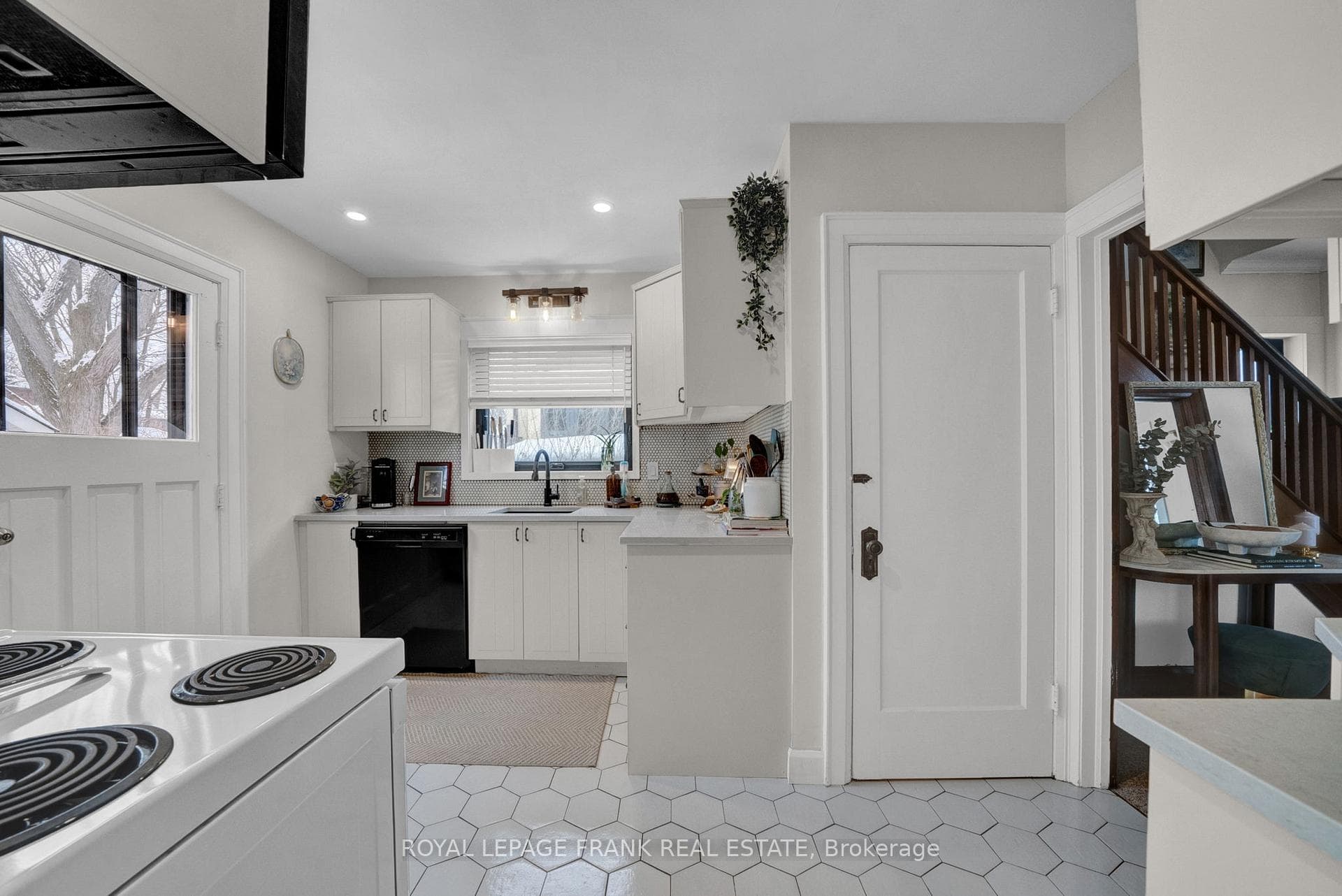 86 Roxborough Avenue photo 13