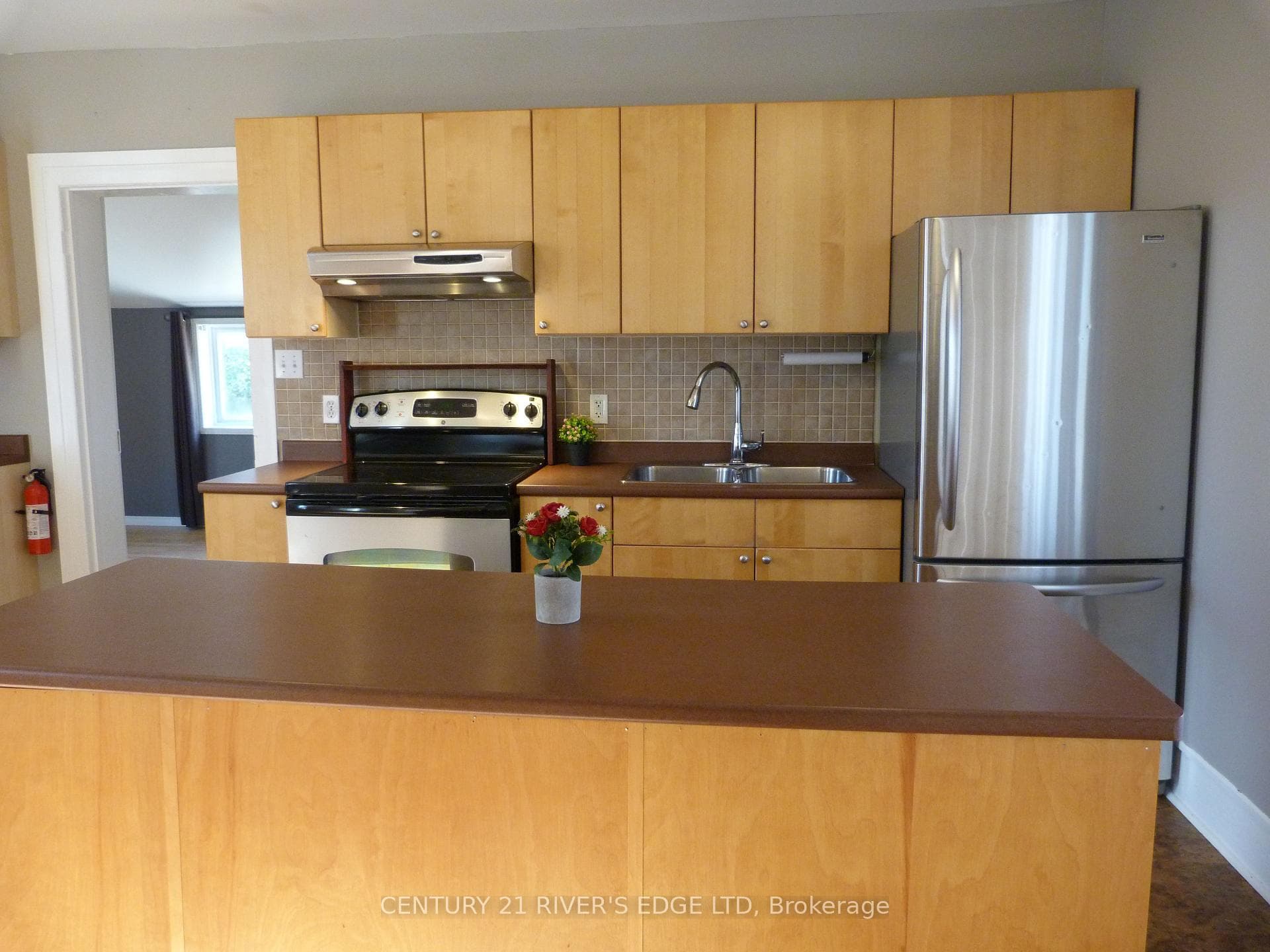 468 Gladstone Street photo 19