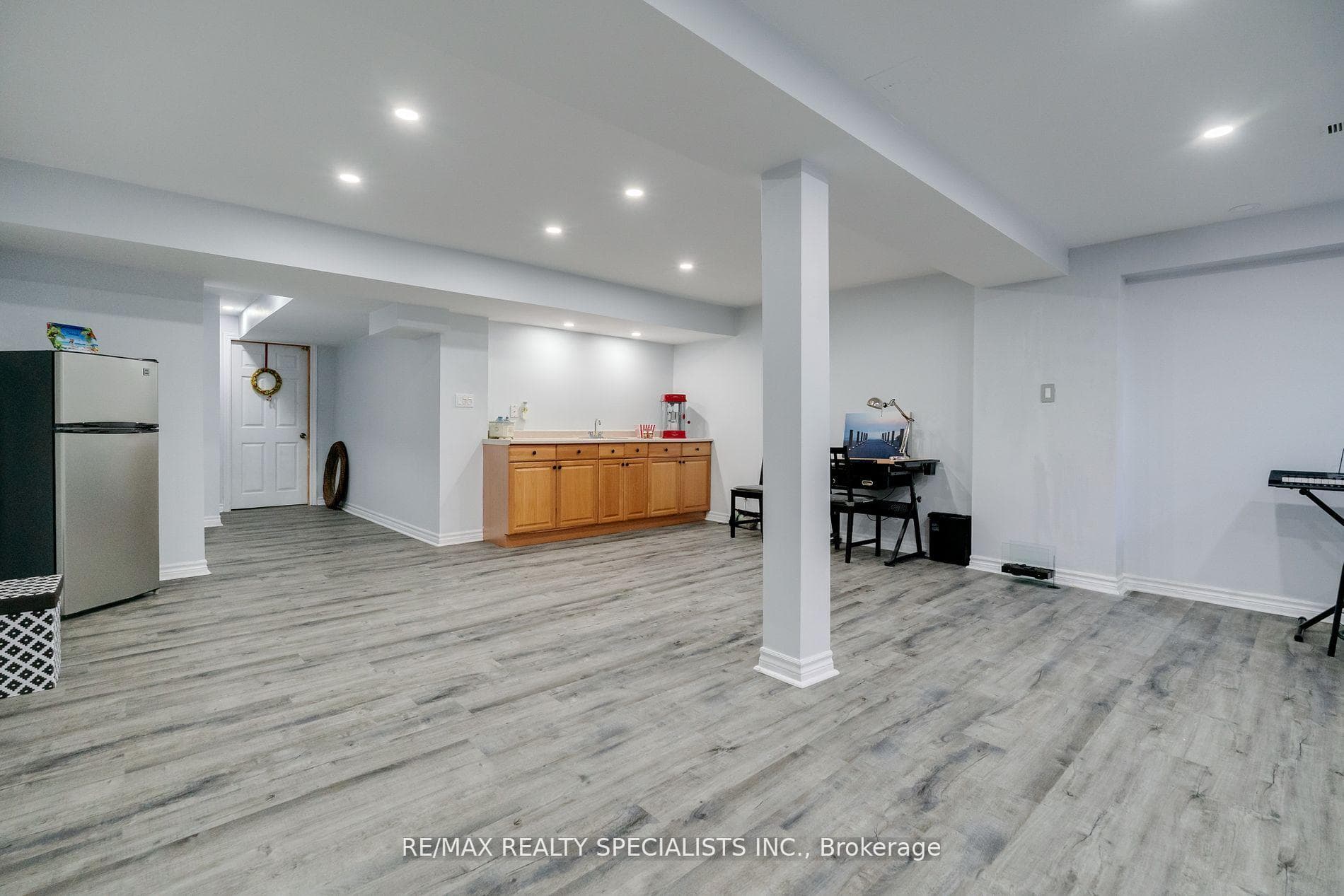 1609 AVONMORE Square photo 26