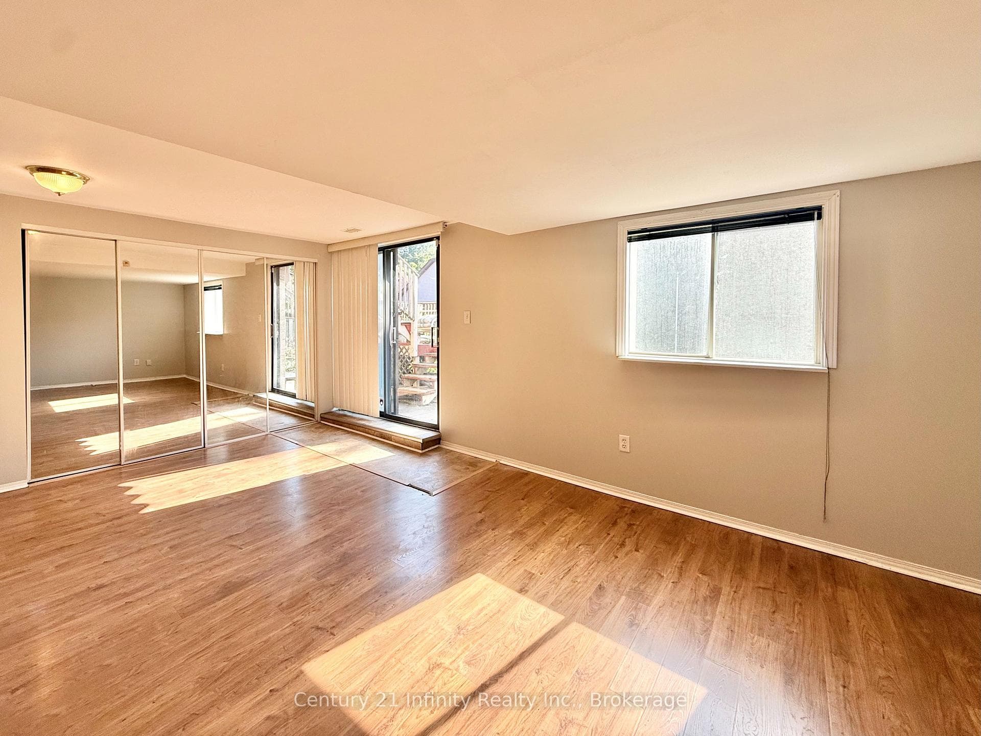 384 Leslie Street photo 4