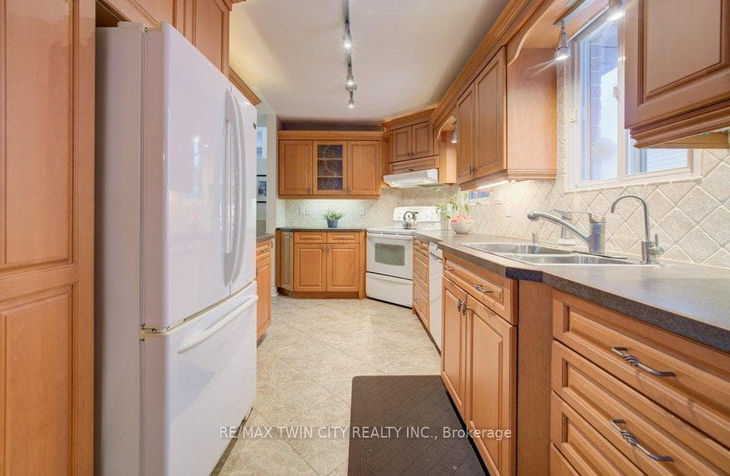 27 Erinbrook Drive photo 8