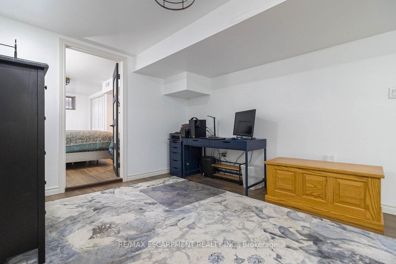 365 Eleanor Place photo 39