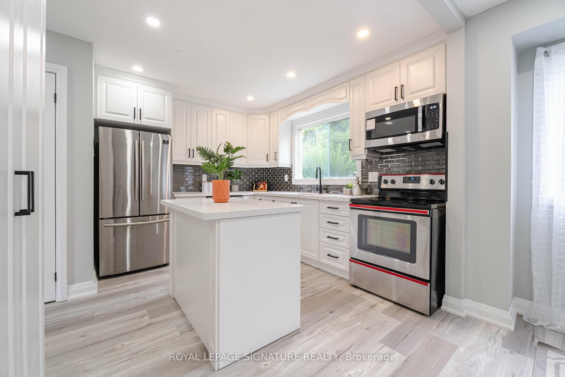 1299 Fenelon Crescent photo 10