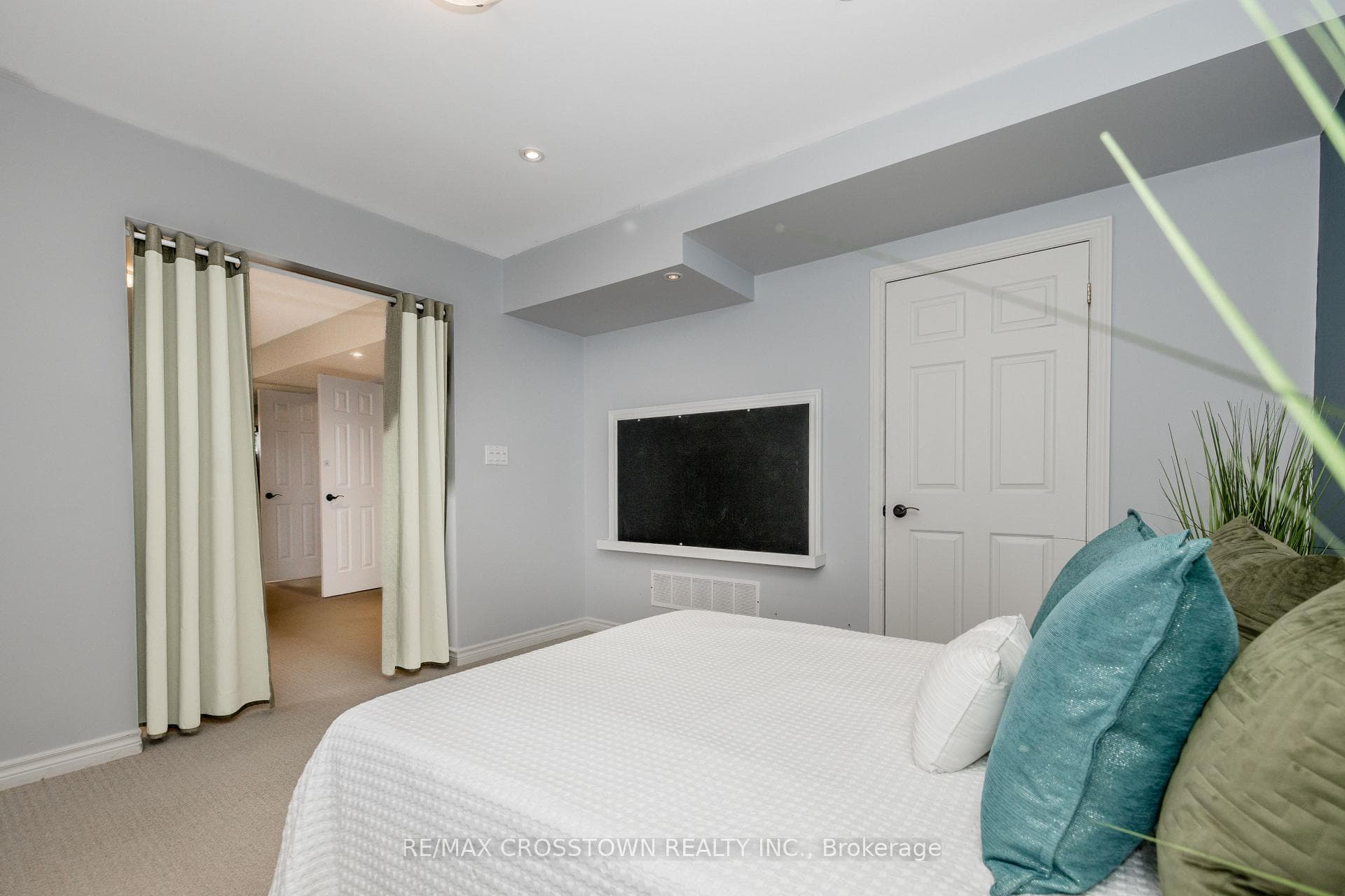 11 Revelstoke Court photo 44