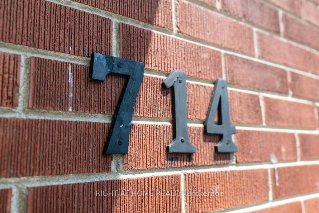 714 Dunlop Street Unit (UPPER) photo 4