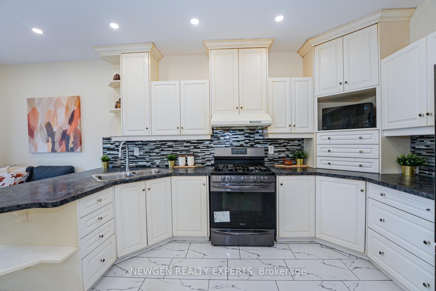 592A Danforth Road photo 16