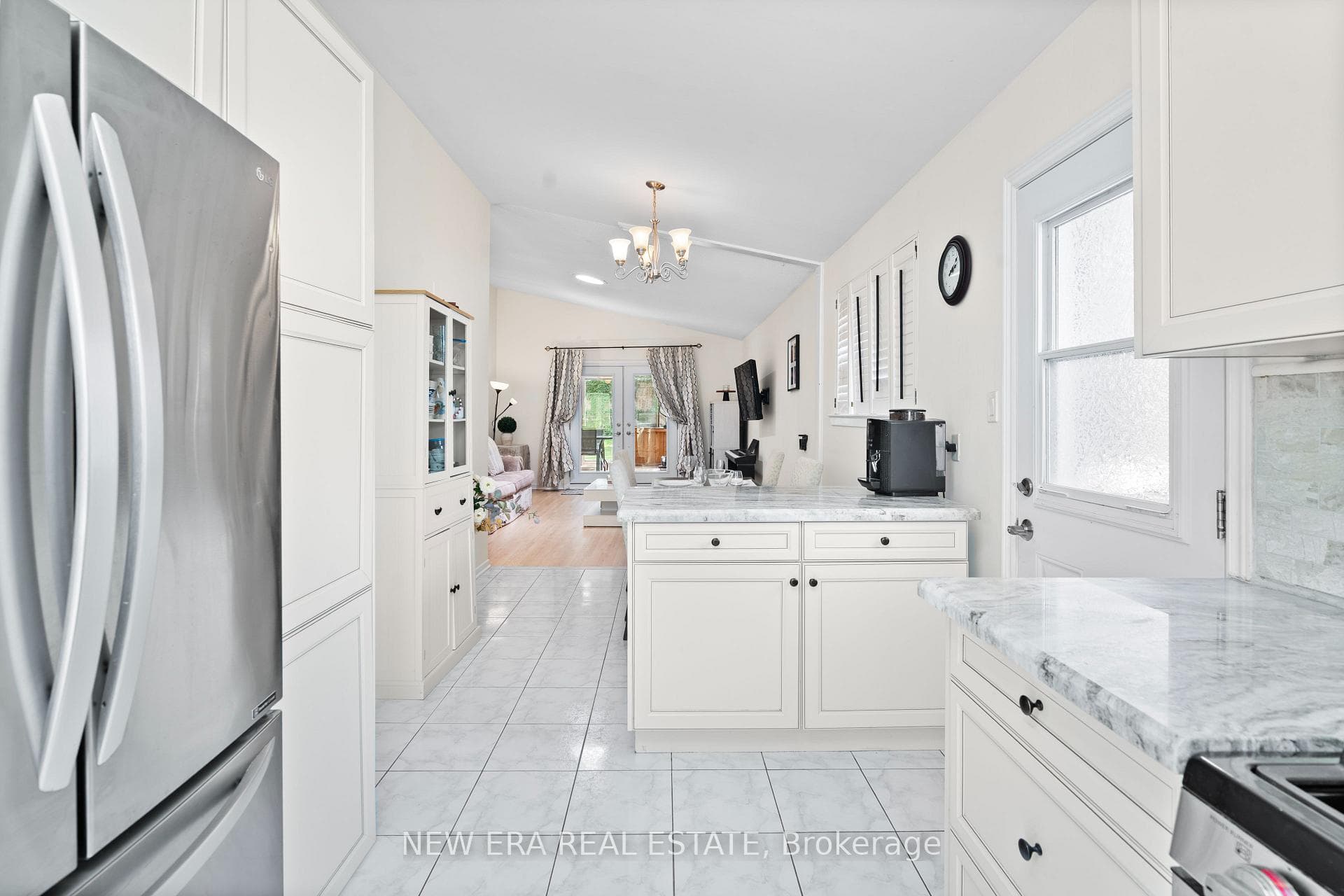 2598 Chalkwell Close photo 3