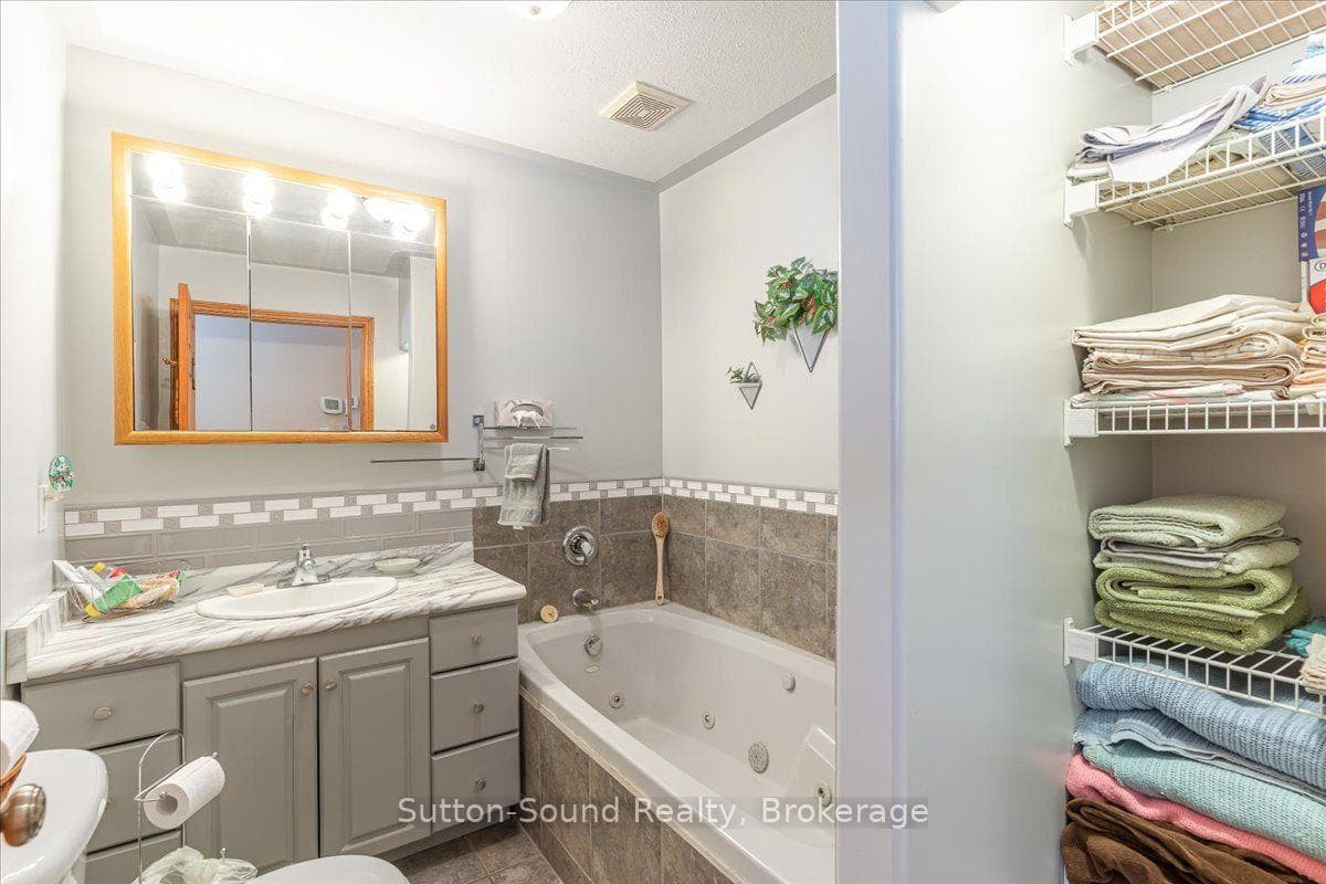 Main floor bathroom w jet/soaker tub