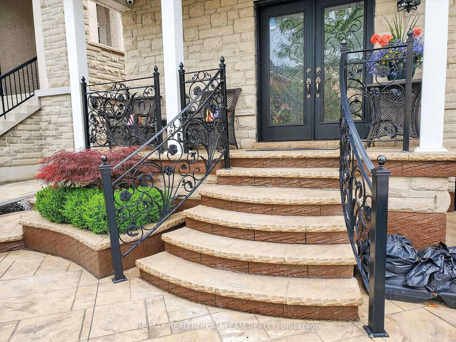 27 Darlet Avenue photo 4