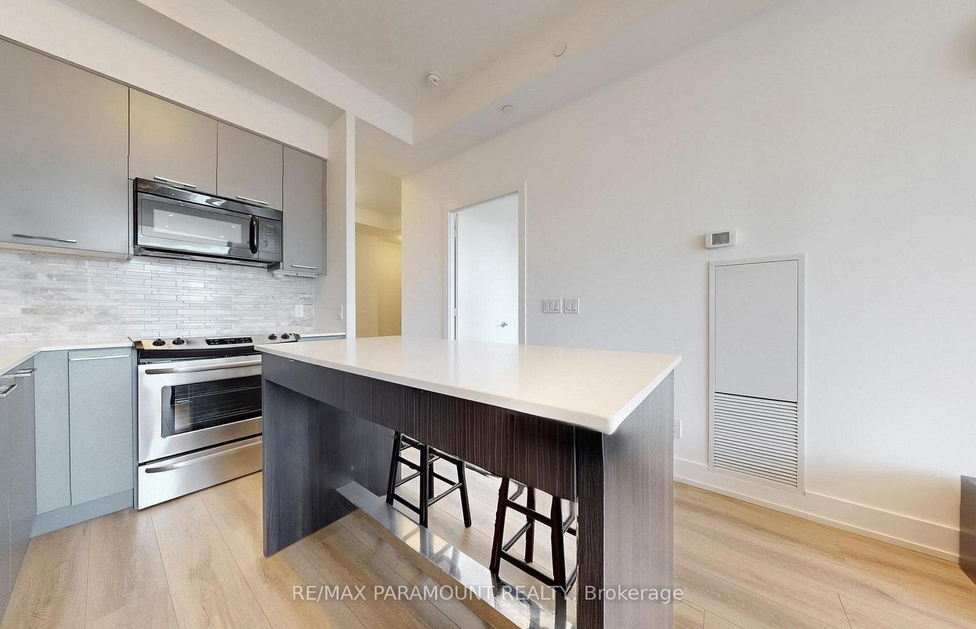 9471 Yonge Street Unit 327 photo 3