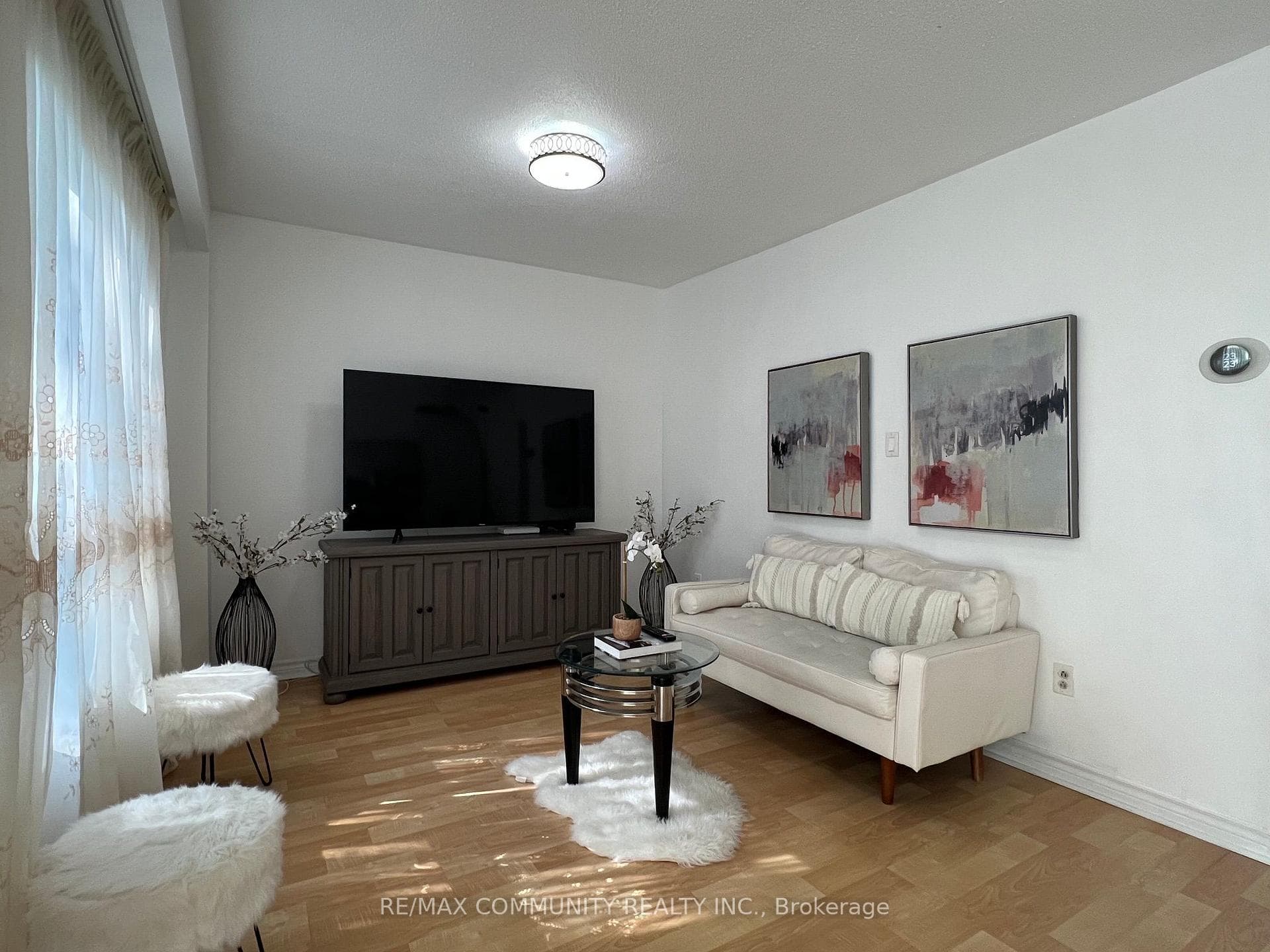 284 Sprucewood Court photo 6