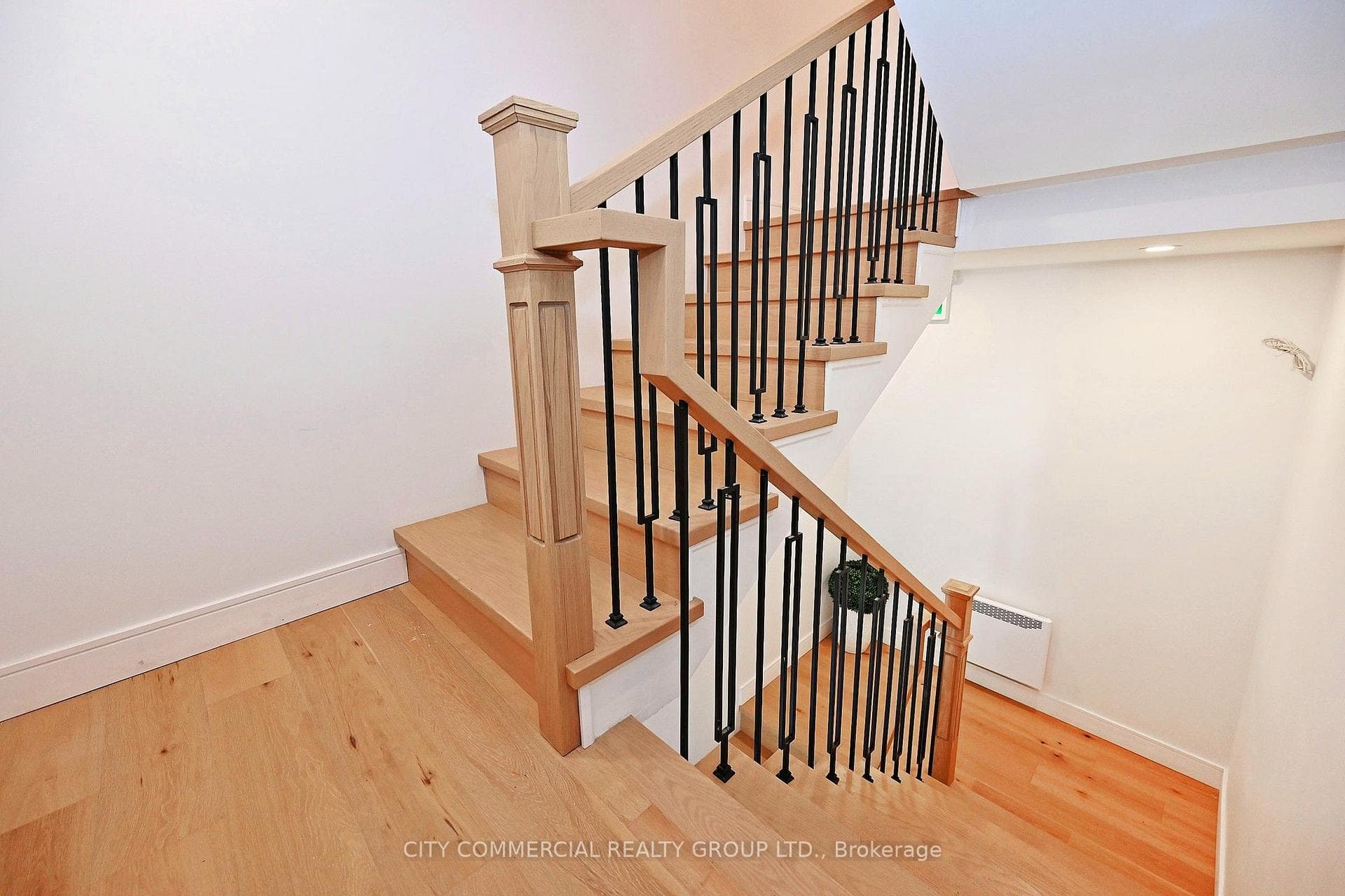 396 Summerhill Avenue photo 2