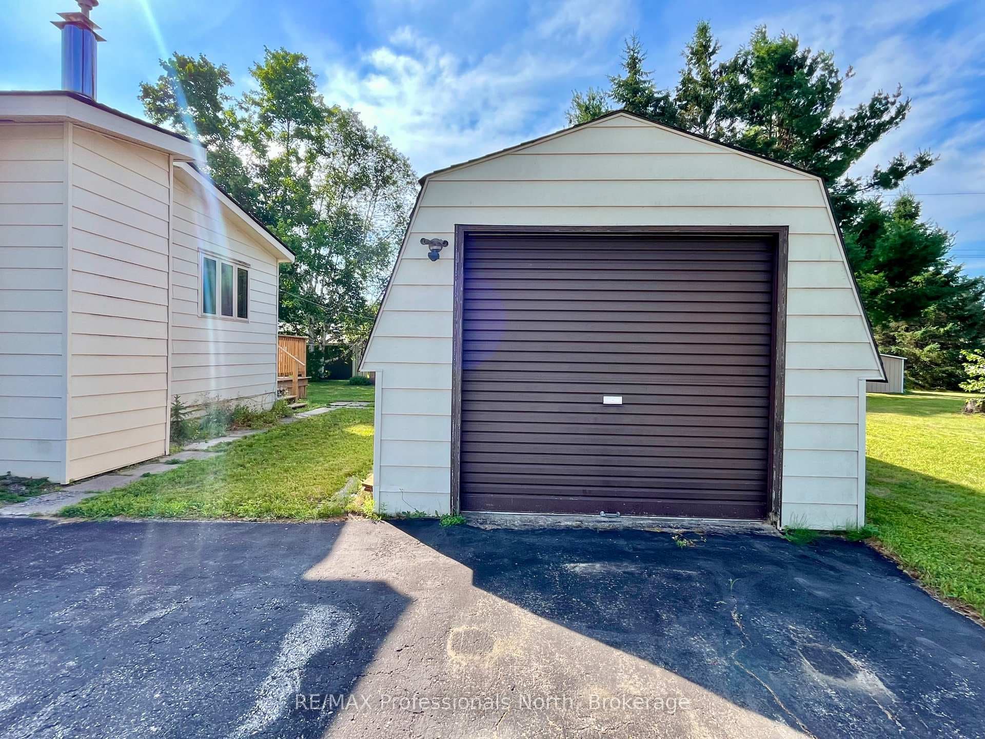 1034 Eighth Lane photo 3