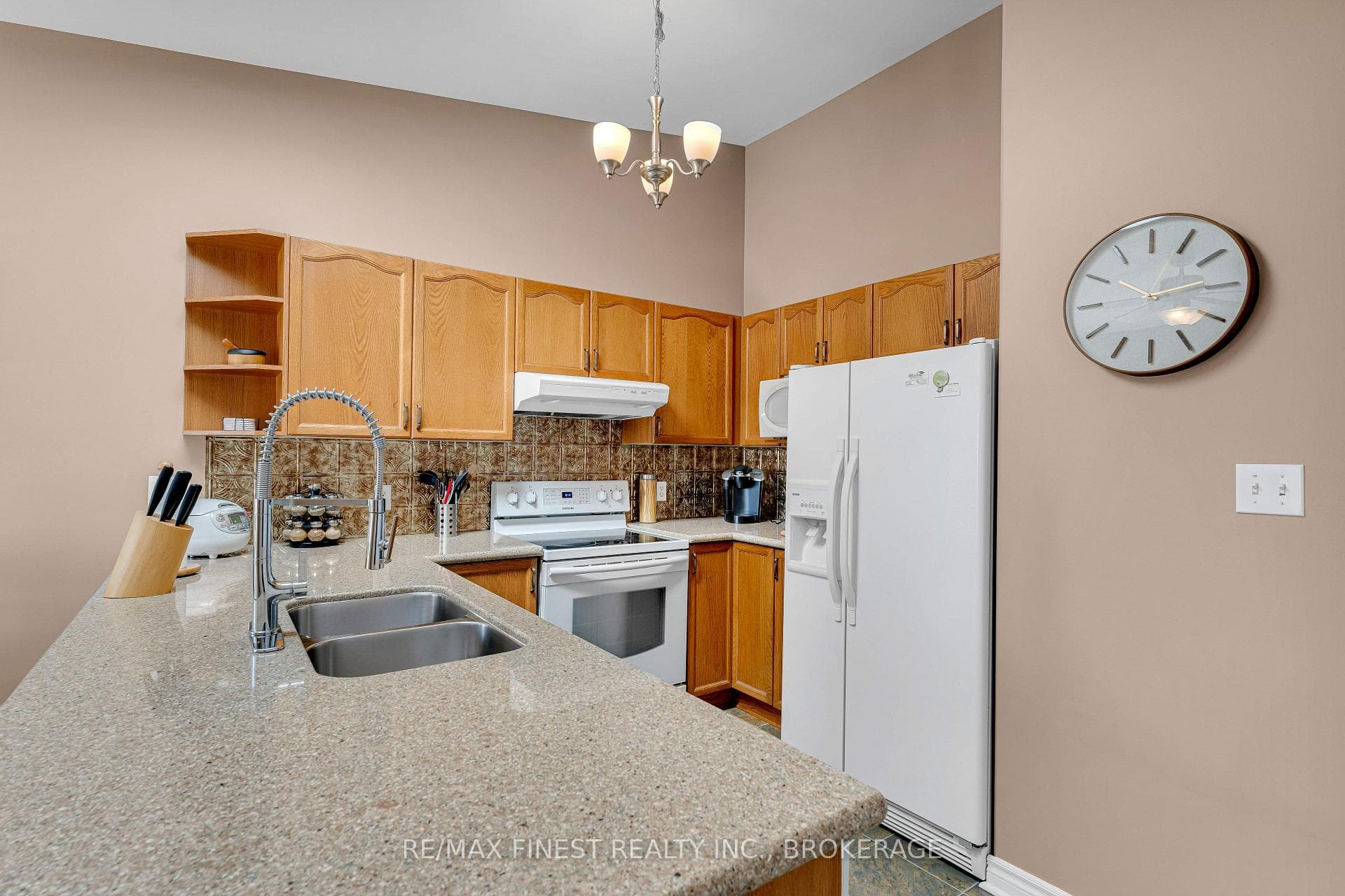 570 Freeman Crescent photo 10
