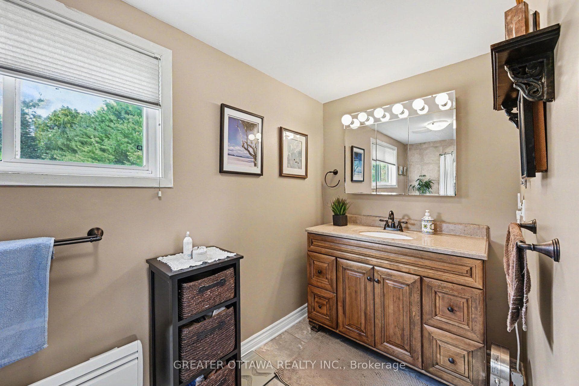 This is the Ensuite that has a corner shower