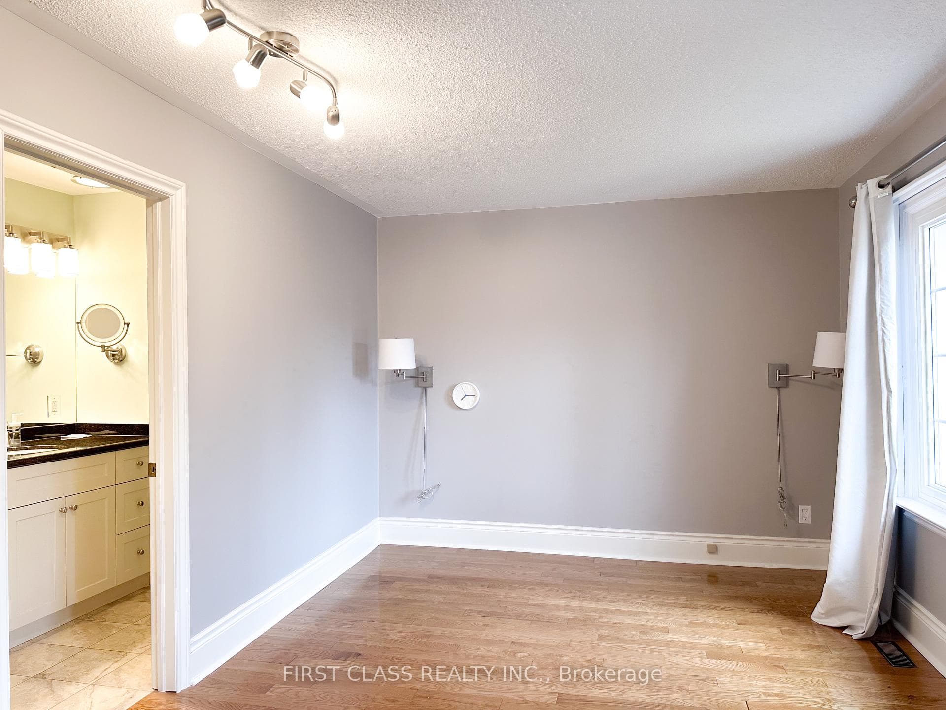 878 Norsan Crescent photo 29