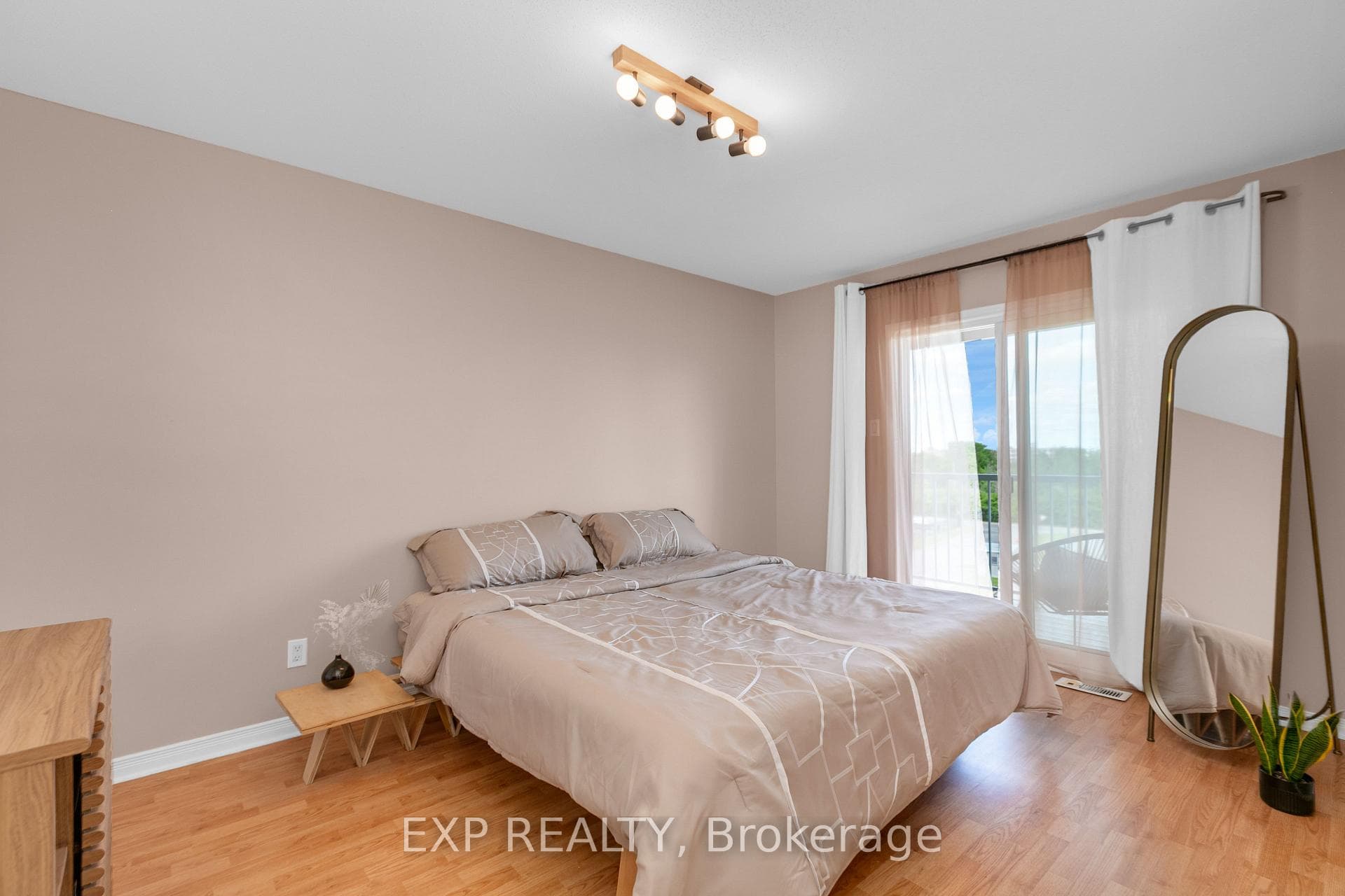 555 REARDON Private photo 30
