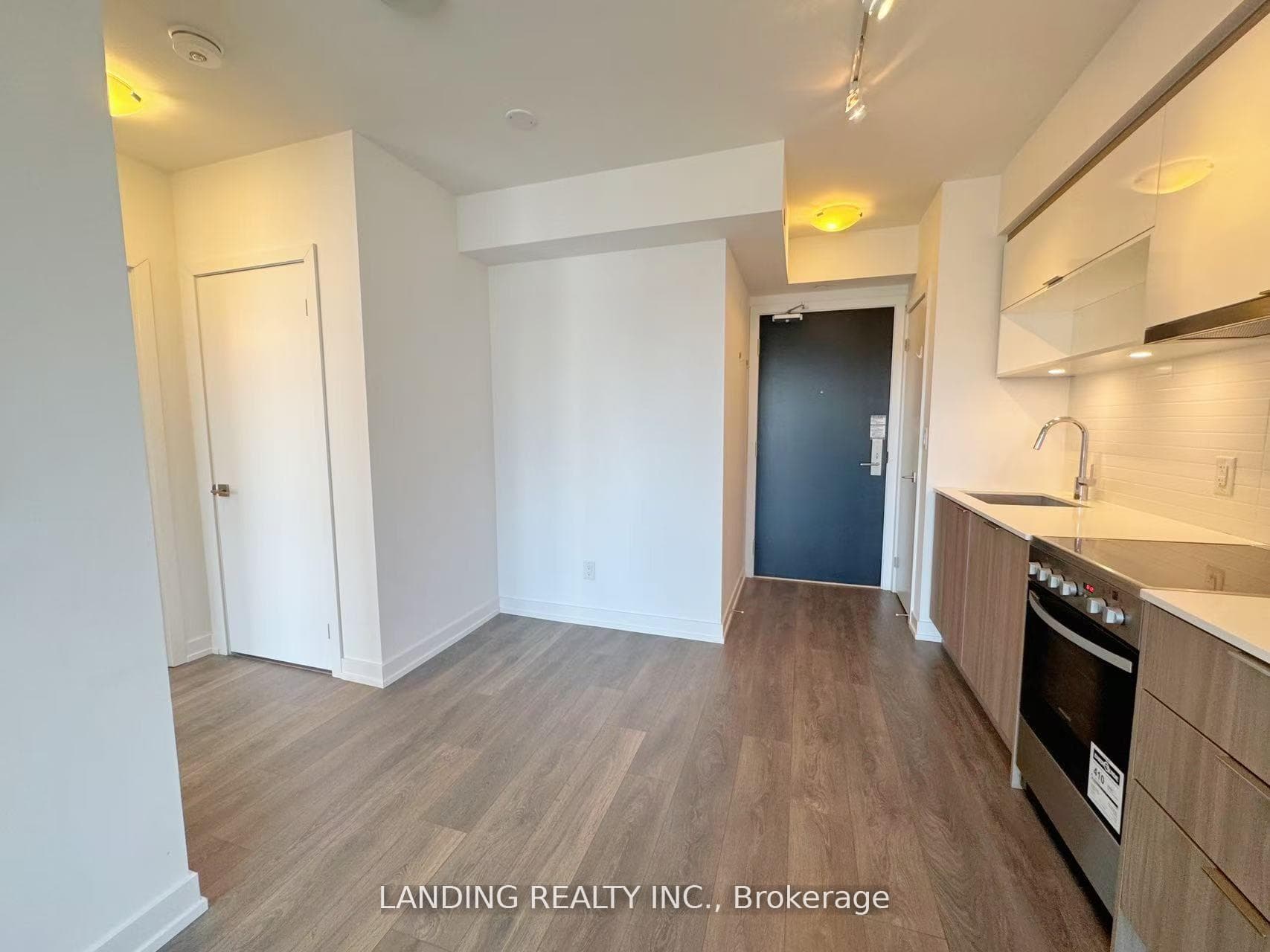 159 Wellesley Street Unit 1610 photo 3