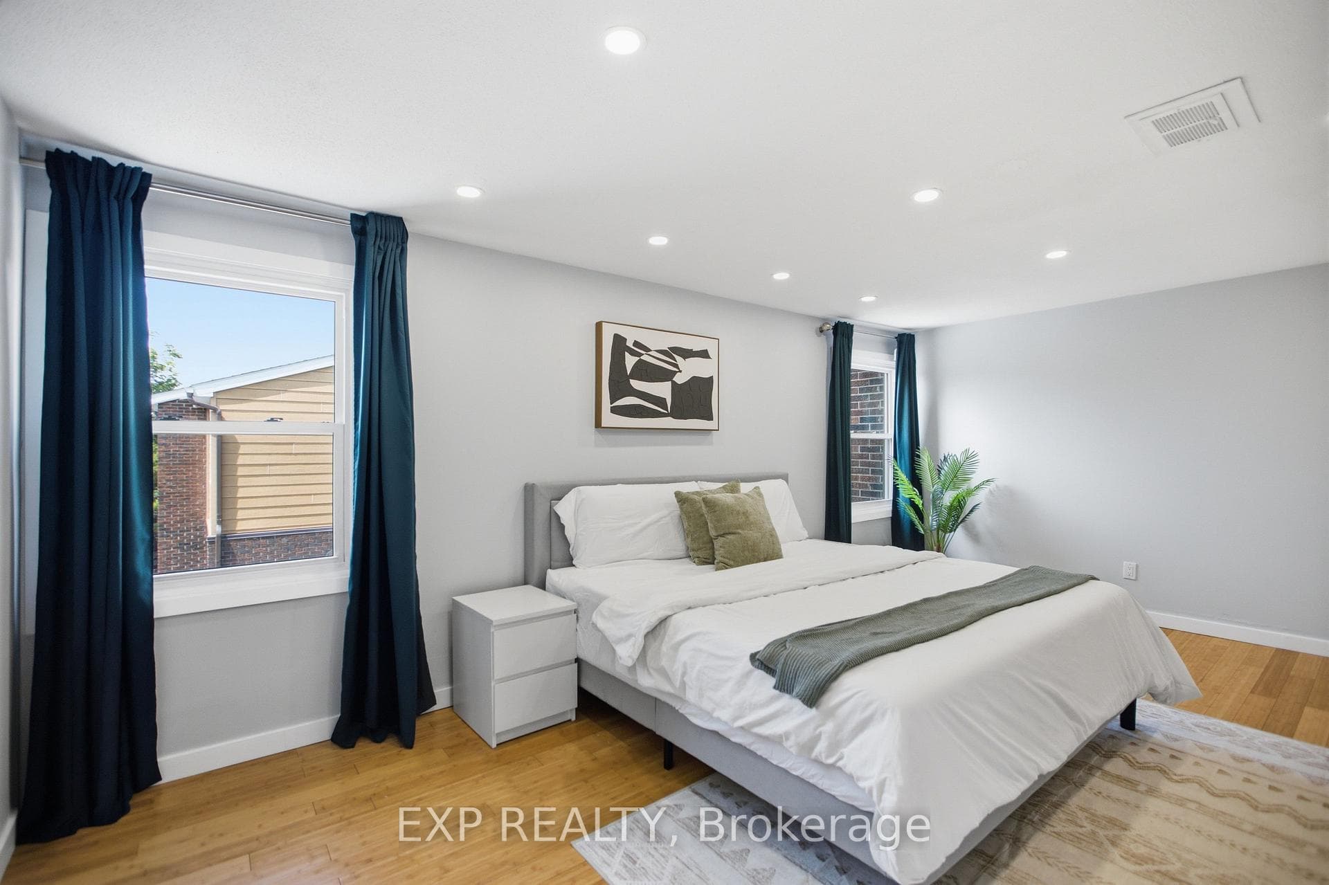 2092 Eric Crescent photo 14