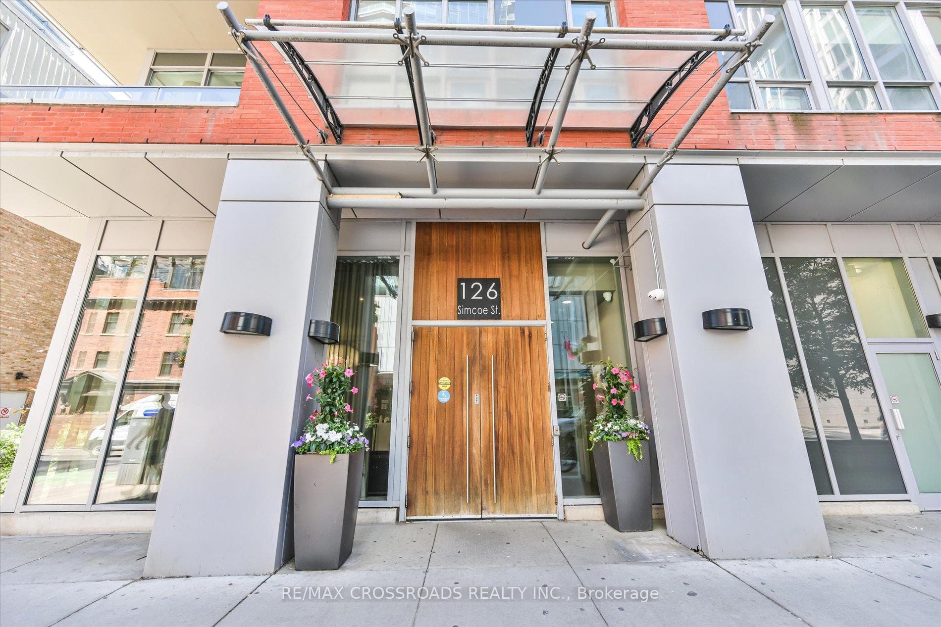126 Simcoe Street Unit 706 photo 1