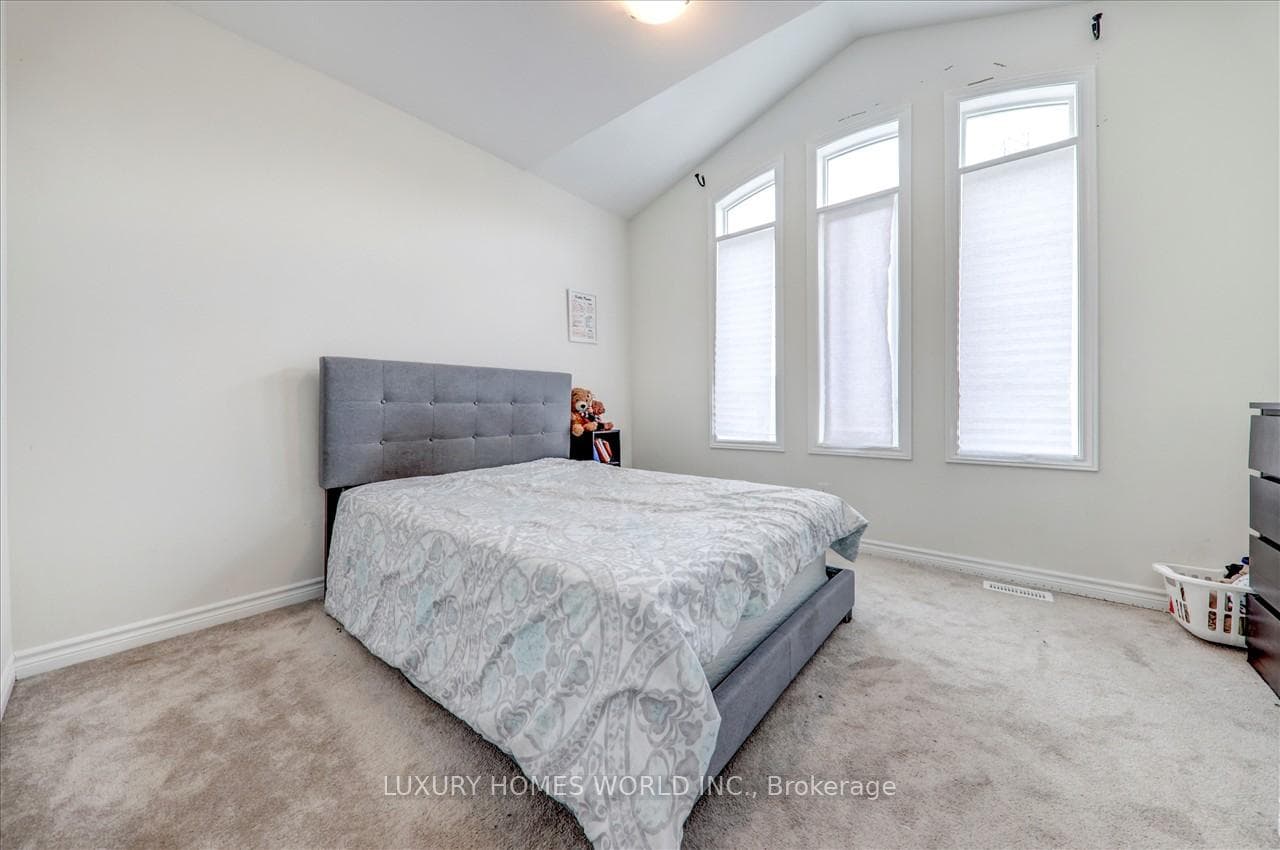 85 Hickling Lane photo 28