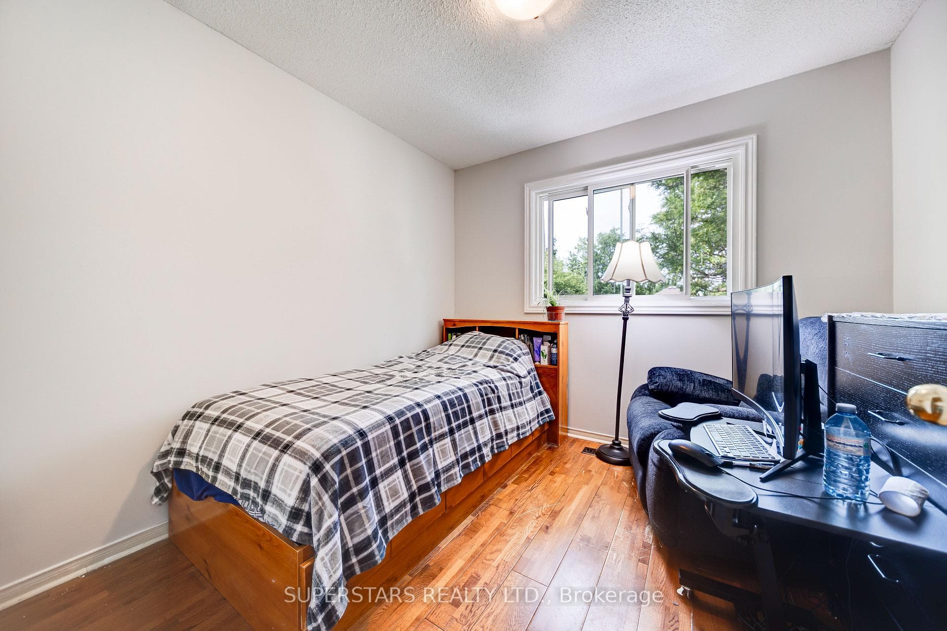841 Clancey Crescent photo 16