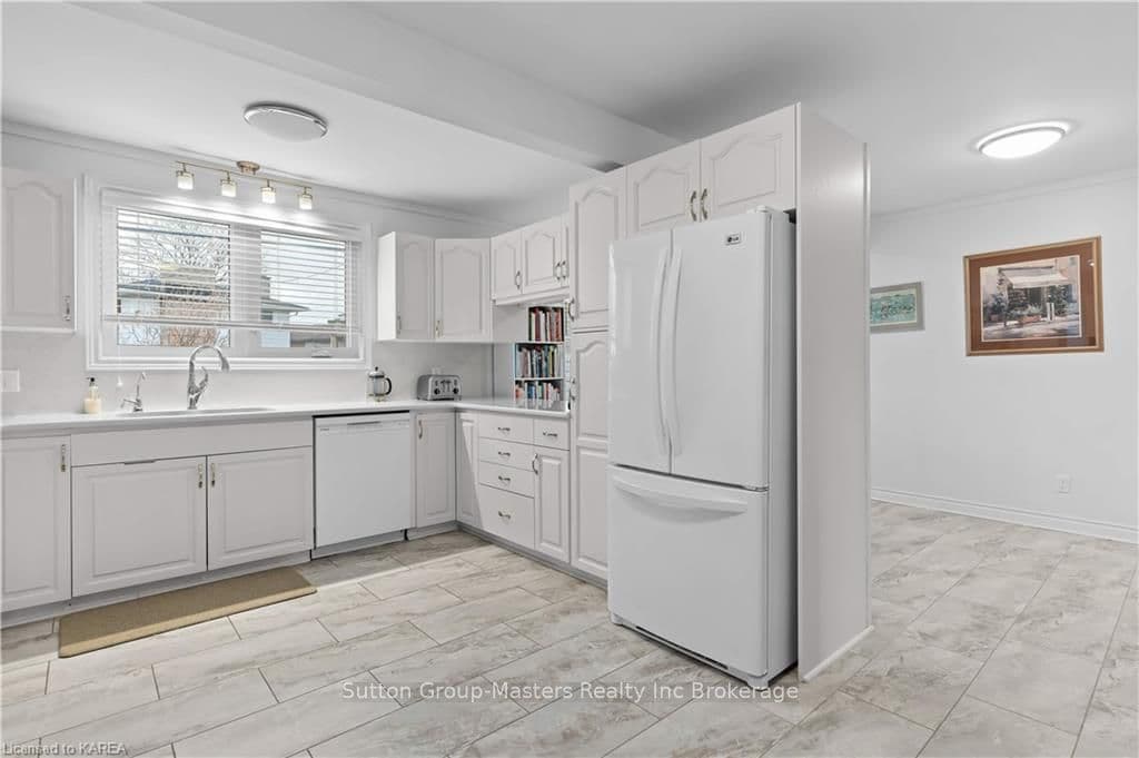 934 HUDSON Drive photo 9