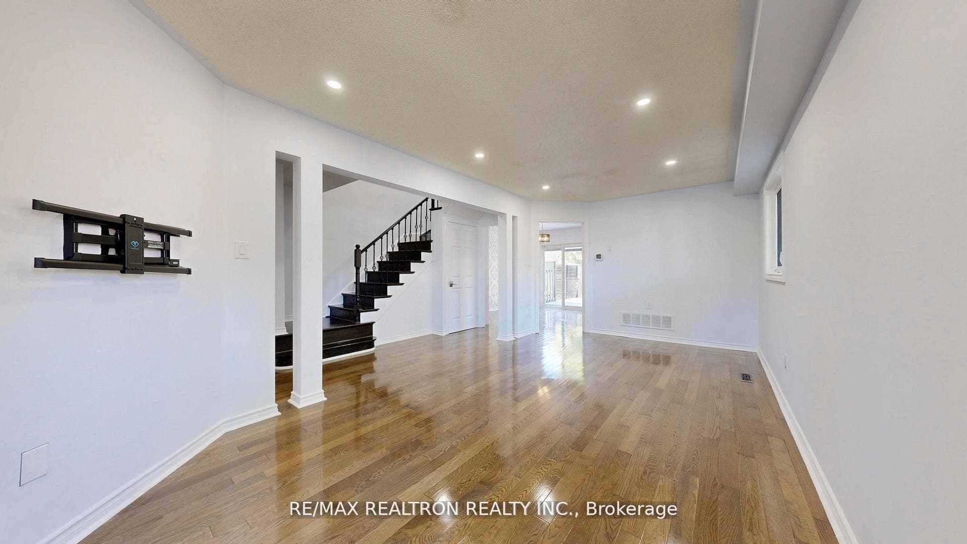 558 Willowick Drive photo 8