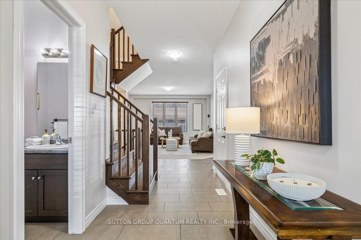 92 Garinger Crescent photo 4