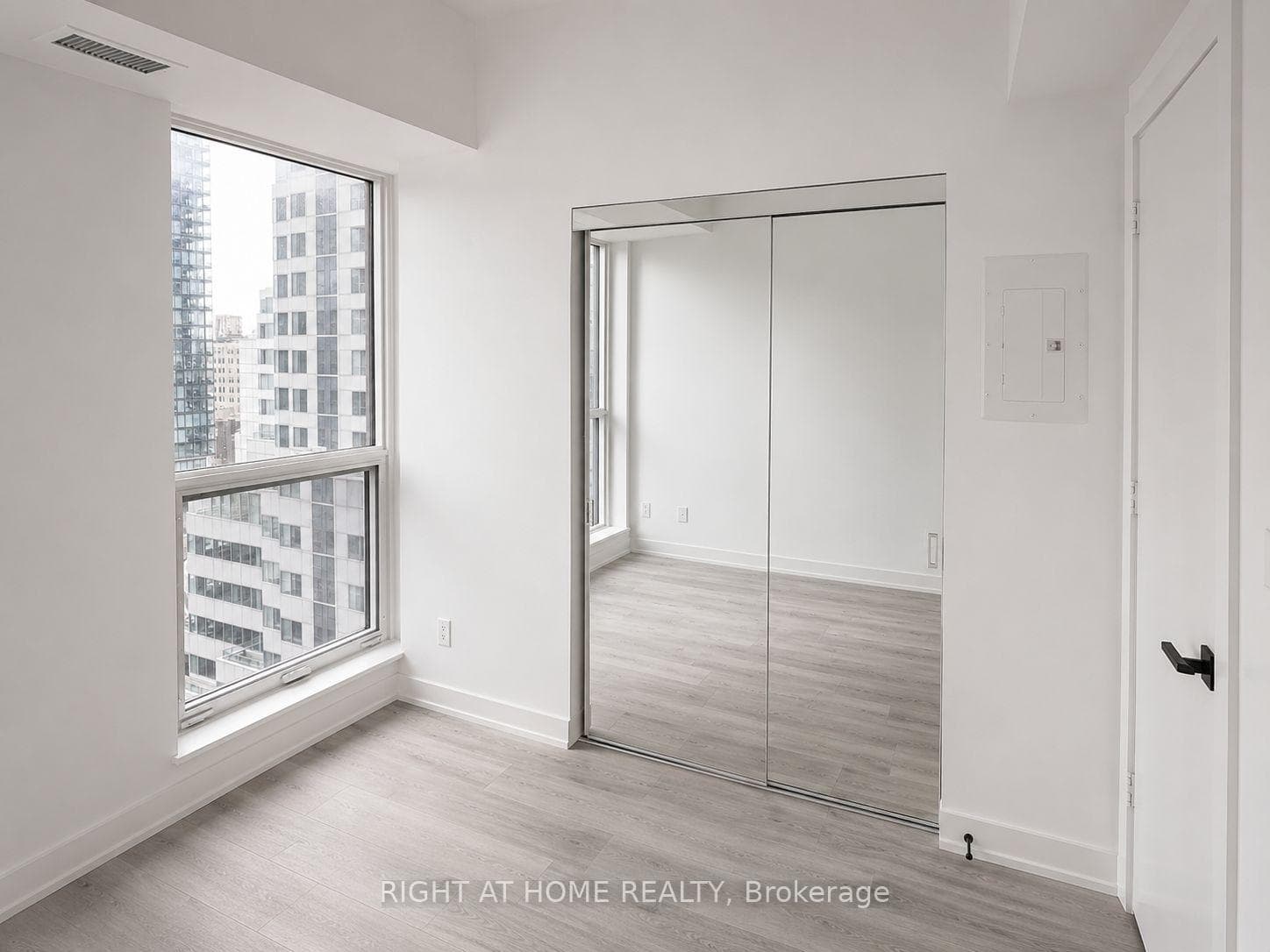 327 King Street Unit 1505 photo 10