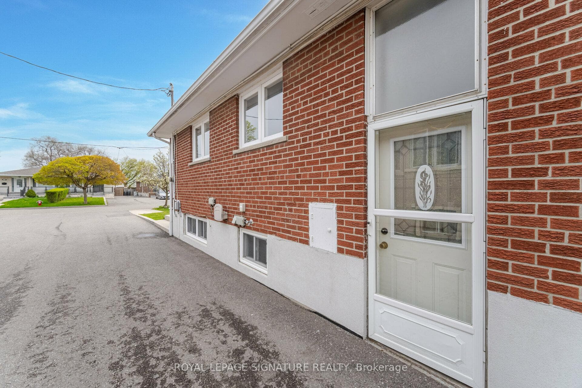 1586 Coram Crescent photo 34