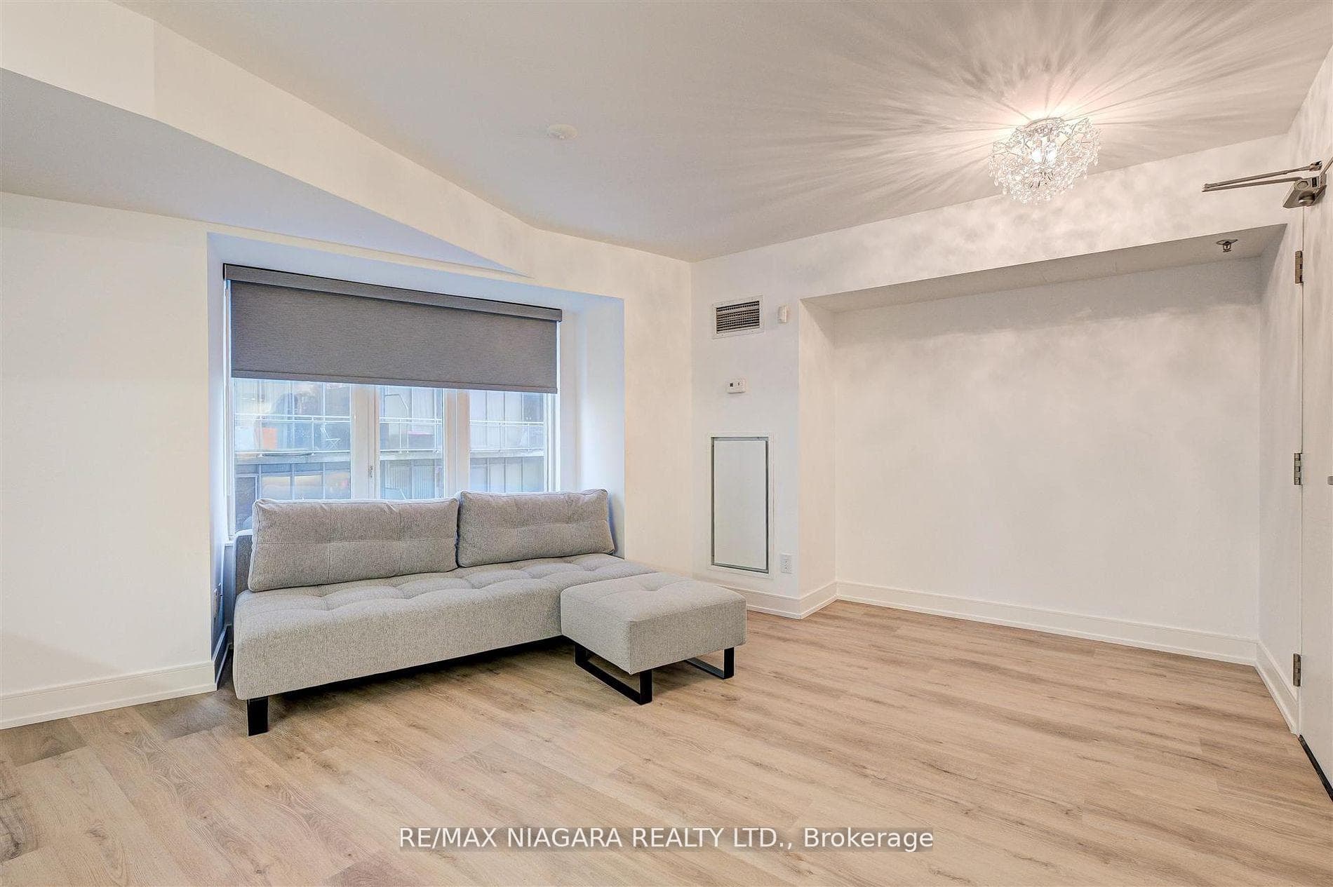200 Victoria Street Unit 1607 photo 9