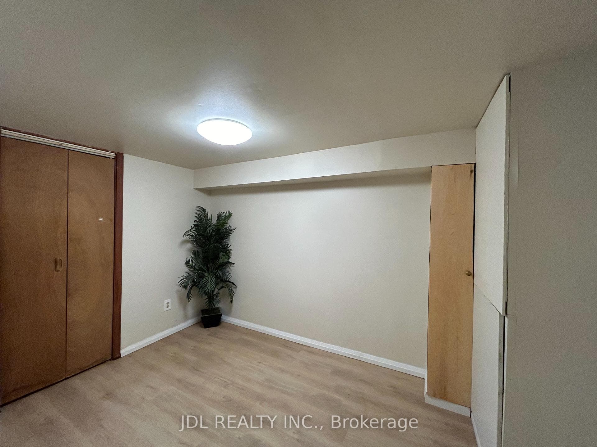 21 Squires Ave Avenue Unit Two-Bedroom Bsmt photo 9