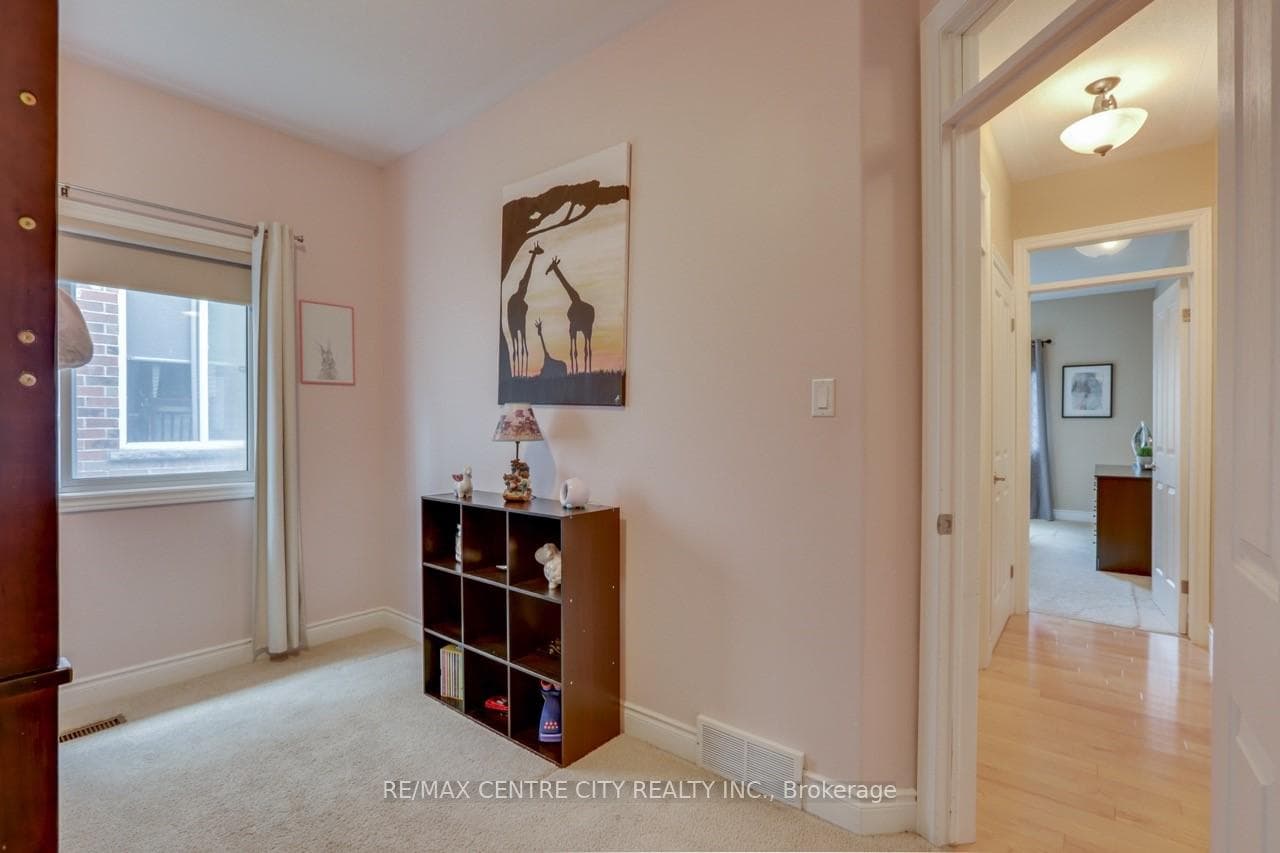 586 Garibaldi Avenue photo 24