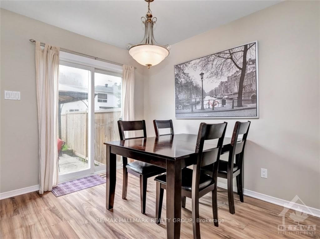 129 MARKLAND Crescent photo 7