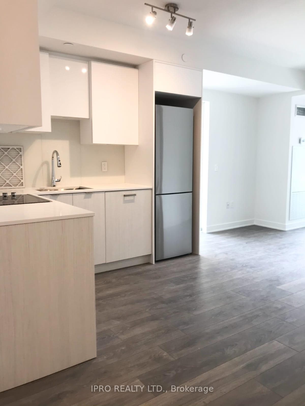 195 Redpath Avenue Unit 712 photo 2