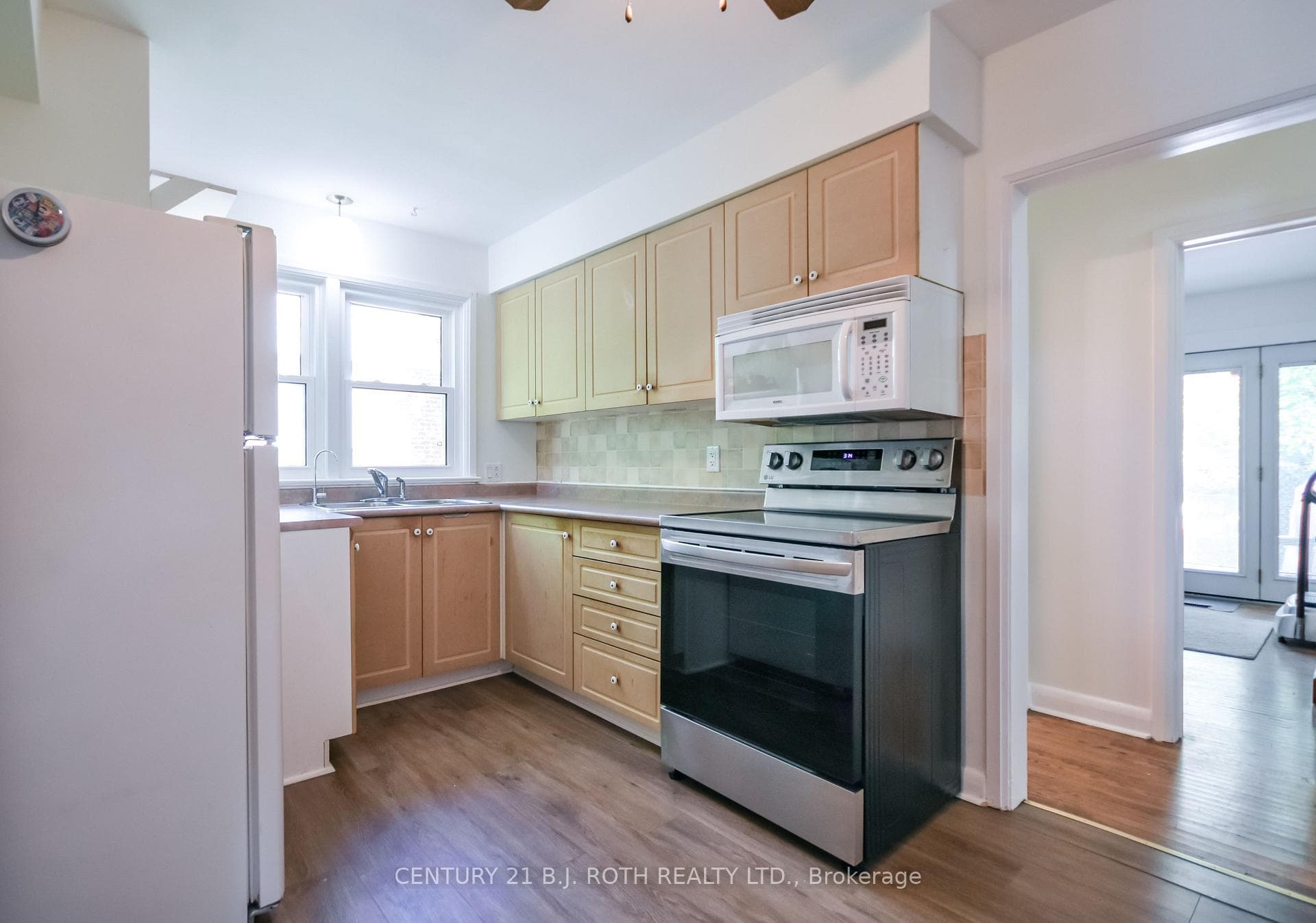 223 Wellington Street photo 11