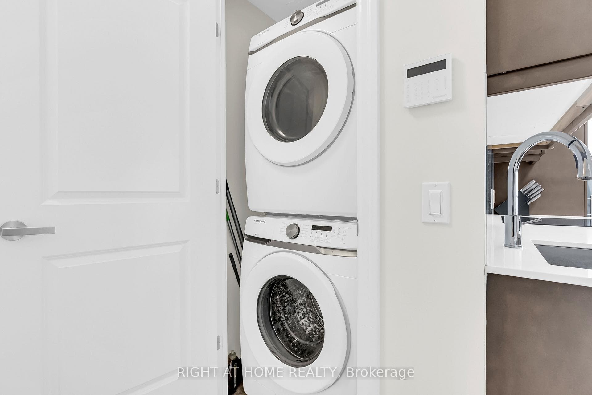 9075 Jane Street Unit 2309 photo 26