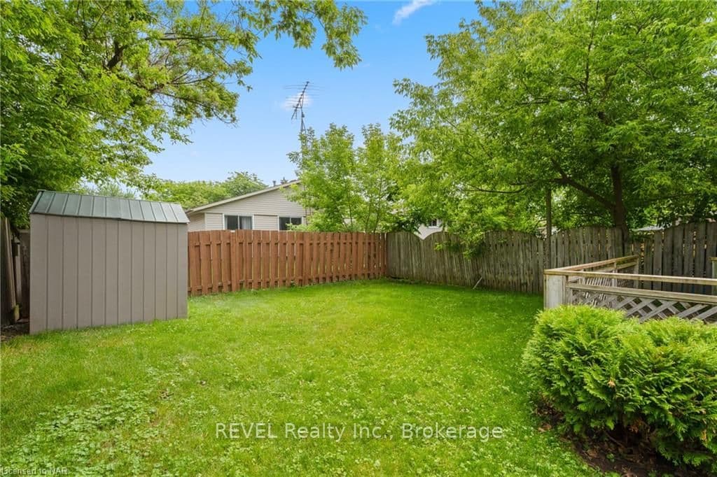 88 MANLEY Crescent photo 6