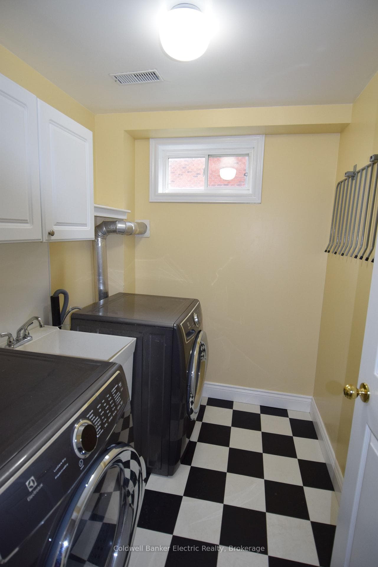 1830 Stratton Avenue photo 28